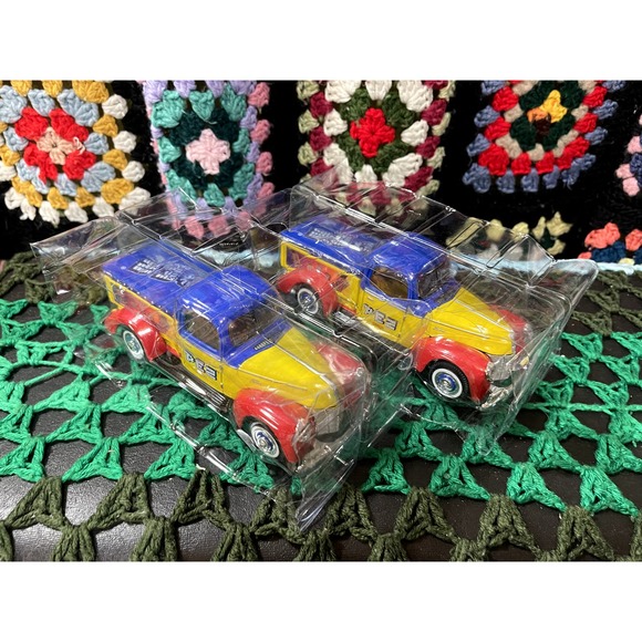 Set of 2 Vintage PEZ Candy Ford 1940 Pick up Truck Diecast 1:2 - Picture 2 of 6